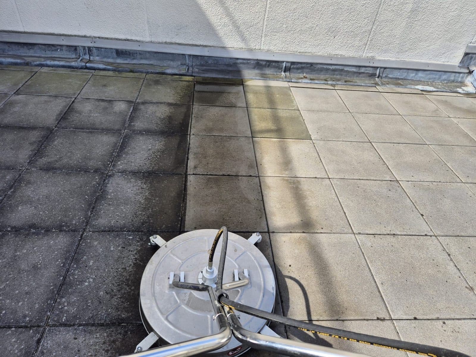 Nettoyage d’une terrasse à haute pression avant et après